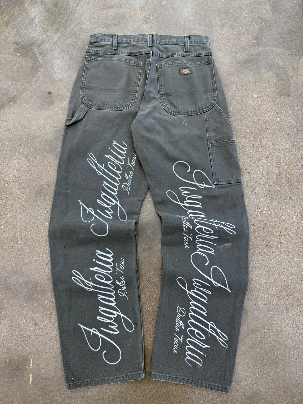 SCRIPT PANTS SZ 32