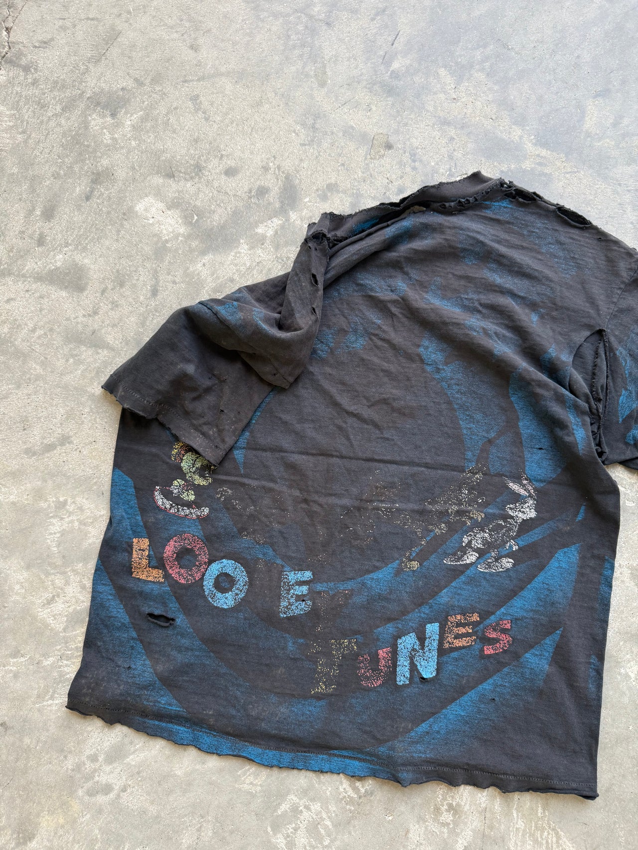 90’s LOONEY TUNES SHADOW THRASHED FADED LARGE